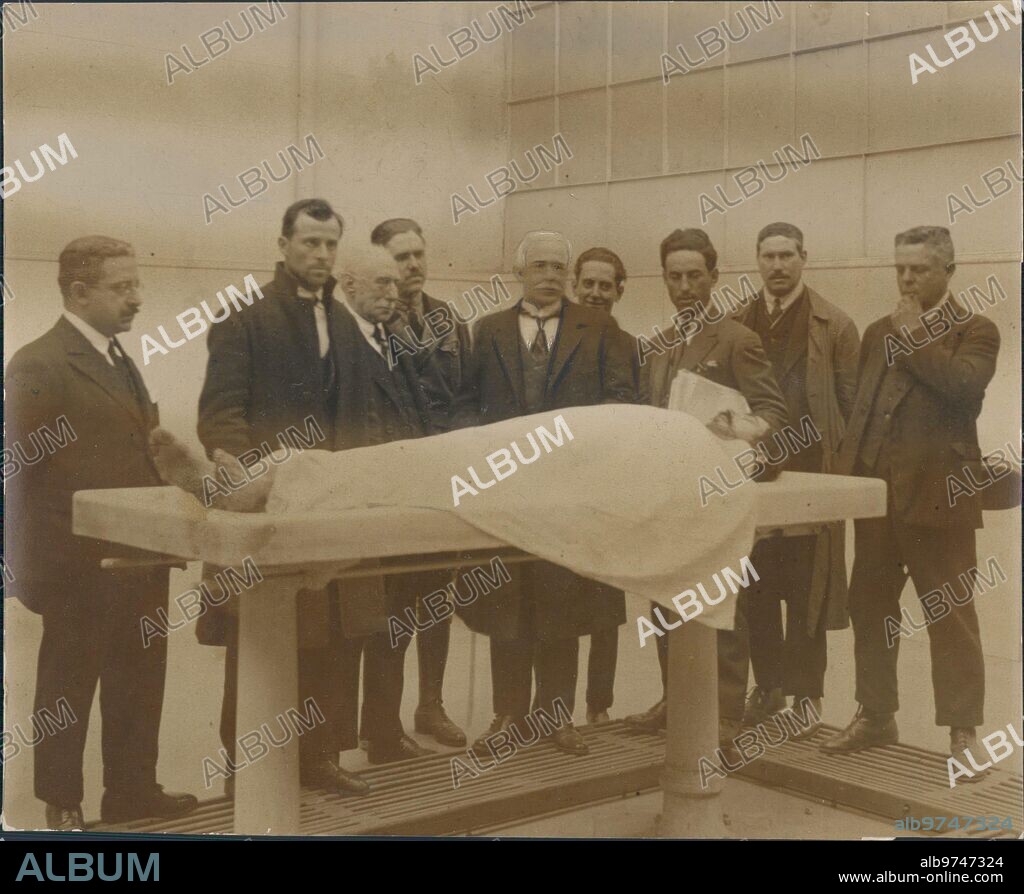 Madrid, April 1924. In the judicial deposit. Andalusia Express crime: recognition of the body of Antonio Teruel.