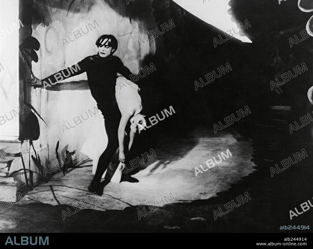 CONRAD VEIDT and LIL DAGOVER in THE CABINET OF DR. CALIGARI, 1920 (DAS CABINET DES DR. CALIGARI), directed by ROBERT WIENE. Copyright DECLA-BIOSKOP.