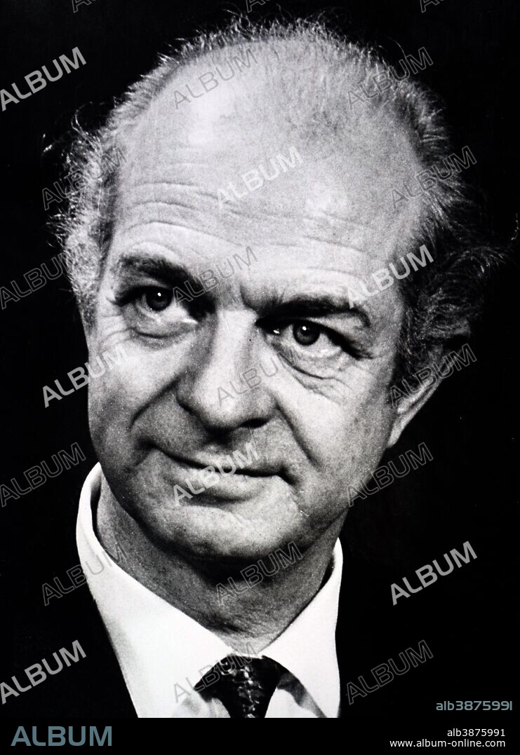 Photograph of Linus Pauling (1901-1994) an American chemist, biochemist, peace activist, author, Nobel Prize-Winner for Chemistry and Peace, and educator. Dated 20th century.