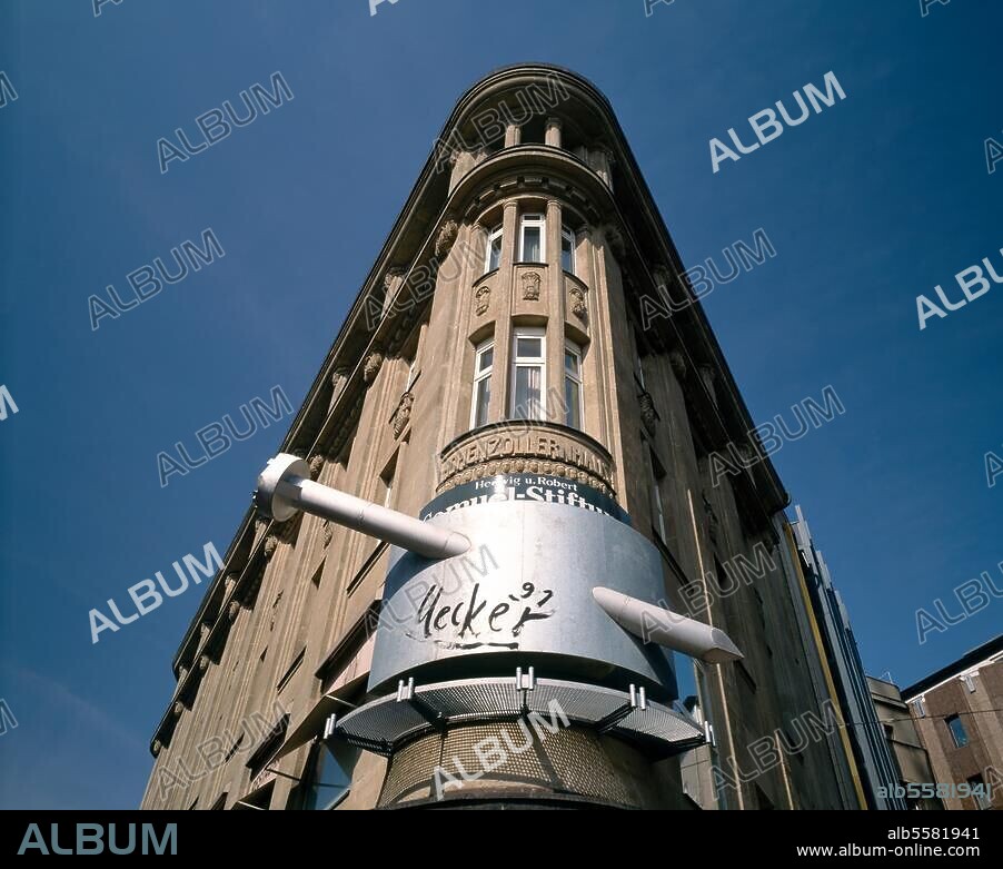 Düsseldorf, Königsallee / Hohenzollernhaus mit Uecker-Nagel © Florian Monheim 9 × 12 cm/4 × 5''.