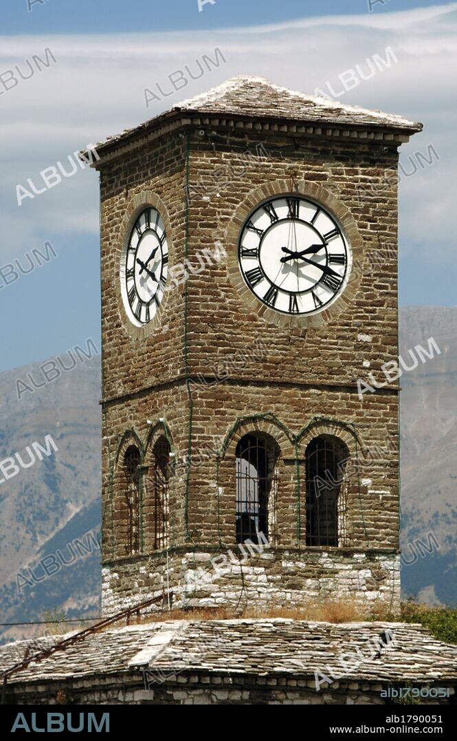 TORRE DEL RELOJ ubicada en la ciudadela. Gjirokastra. República de Albania.