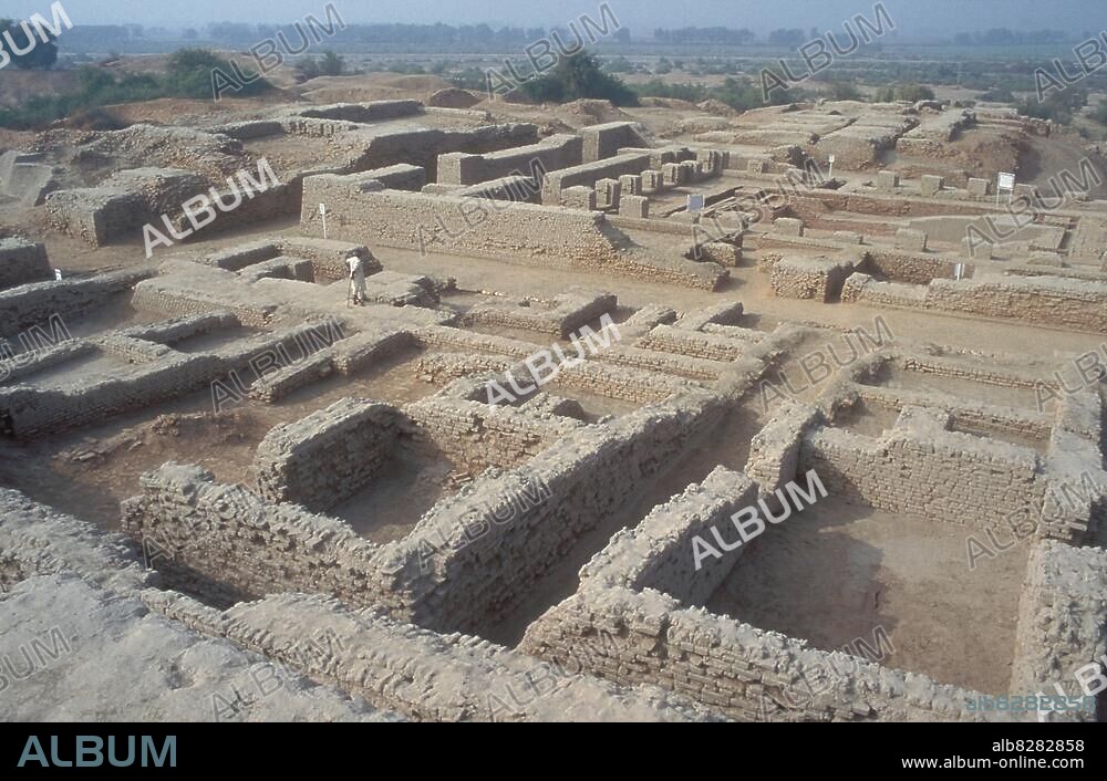 Mohenjo-Daro (Provinz Sind, Pakistan). (neben Harappa die wichtigste ausgegrabene Stadt der Induskultur, um 2600-1800 v. Chr.). Blick über die Ruinen von Mohenjo-Daro. Foto, 1999.