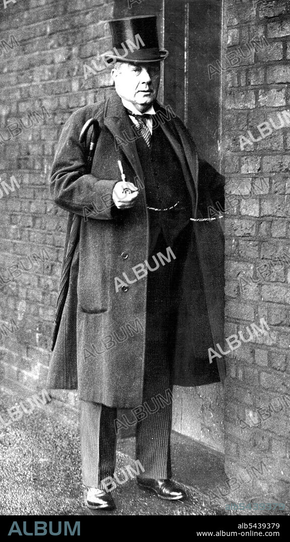 Mr. Stanley Baldwin Sees The King -- Mr. Stanley Baldwin entering no 11 rowing street by the garden entrance on his return from the Palace this morning. Mr. Stanley Baldwin, was this morning received by ***** king at Buckingham palace, where it is believed the ***** the reconstruction of the Cabinet with Mr. Baldwin as premire ***** discussed. May 20, 1935. (Photo by Keystone).