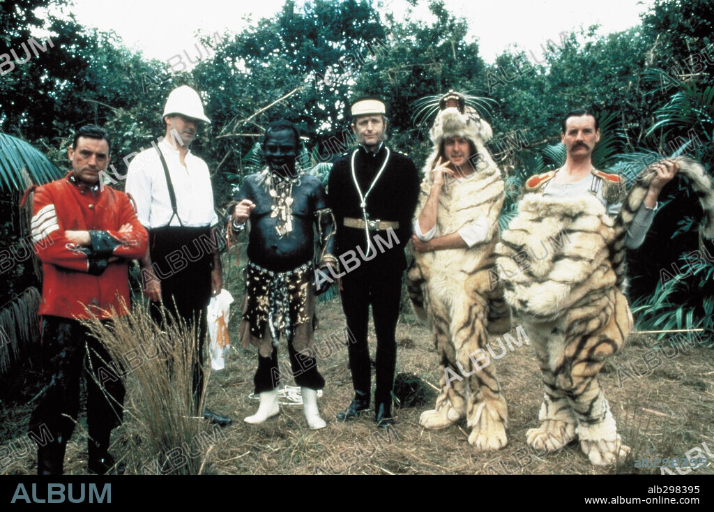 ERIC IDLE, JOHN CLEESE, MICHAEL PALIN, Monty Python, TERRY GILLIAM y TERRY JONES en EL SENTIDO DE LA VIDA, 1983 (THE MEANING OF LIFE), dirigida por TERRY GILLIAM y TERRY JONES. Copyright UNIVERSAL STUDIOS.