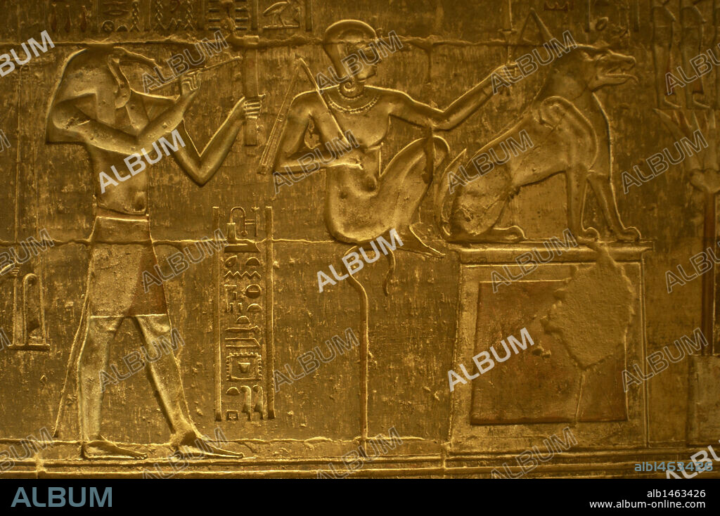 ARTE EGIPCIO. EGIPTO. TEMPLO DE HATHOR Y MAAT. Relieve con la representación de DIOSES EGIPCIOS (Tot, Niño Horus y Ammut). Epoca Ptolomaica. Deir el-Medina. Valle de los Artesanos. Orilla occidental del Nilo. Zona antigua Tebas. Egipto.