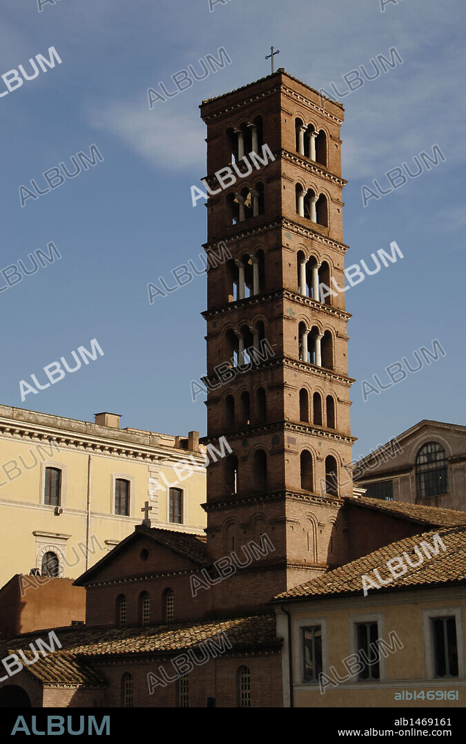 ARTE ROMANICO. ITALIA. IGLESIA DE SANTA MARIA IN COSMEDIN. Construída en el siglo VI y reformada posteriormente. Vista de la TORRE-CAMPANARIO de estilo románico del siglo XII. ROMA.