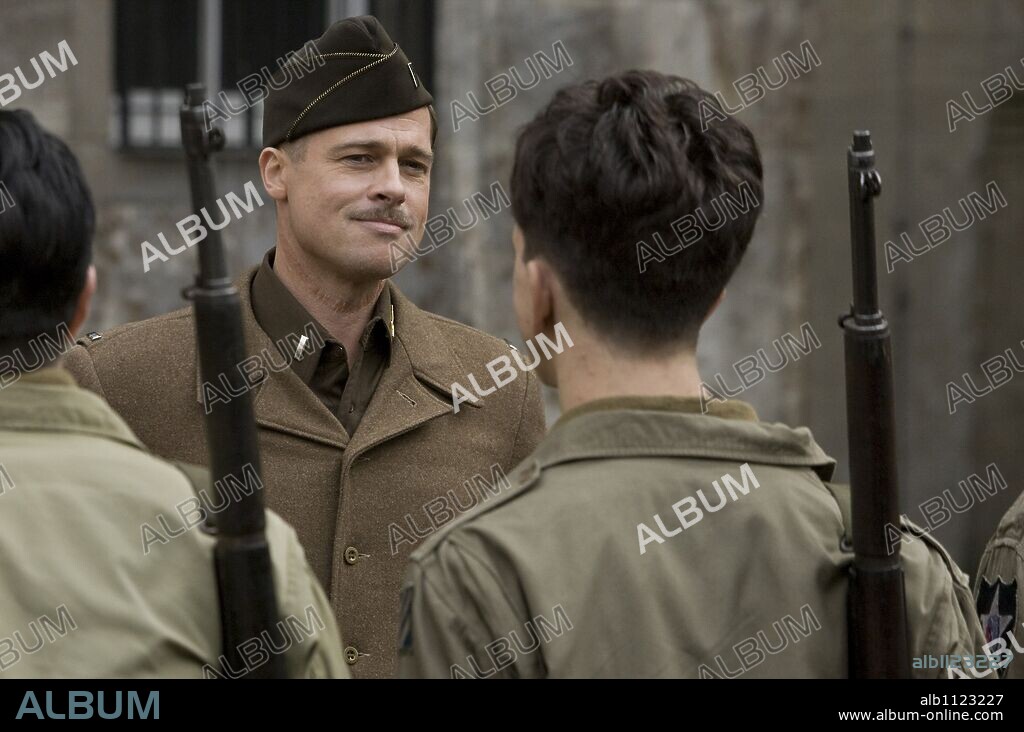 BRAD PITT en MALDITOS BASTARDOS, 2009 (INGLOURIOUS BASTERDS), dirigida por QUENTIN TARANTINO. Copyright UNIVERSAL PICTURES / DUHAMEL, FRANÇOIS.