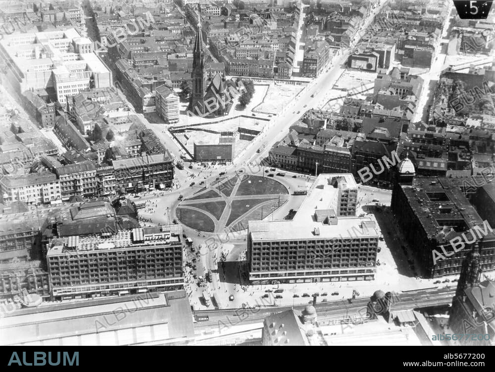 Berlin-Mitte, Alexanderplatz. Blick über den Platz in nördlicher Richtung auf die Georgenkirche zwischen Neue Königs- und Landsberger Straße. Luftaufnahme, um 1932.