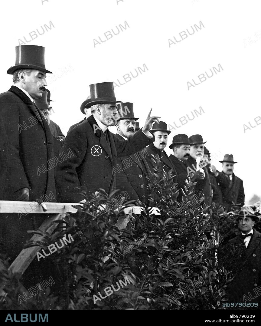 17 diciembre 1913. Los Bomberos de Madrid. El ministro de la Gobernación, Sr. Sánchez Guerra (X), Dirigiendo la palabra A los Bomberos Madrileños para Felicitarles por Haberse hecho Acreedores A la medalla de abnegación y sufrimiento con que Varios de ellos Fueron Condecorados ayer tarde.
