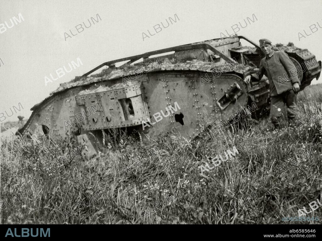 Militär / Waffen / Panzer.-"In Stellung vor Ypern. 5.-17. Sept. / Bei Fortuin (Bernauer)".-(Deutscher Soldat vor zerstörtem britischen Tank bei Fortuinhoek, Belgien). Foto, undatiert ( 1918?). Aus: Fotoalbum (1914-18) von Dr. Hanns Krach, Mainz, handschriftlich bezeichnet.