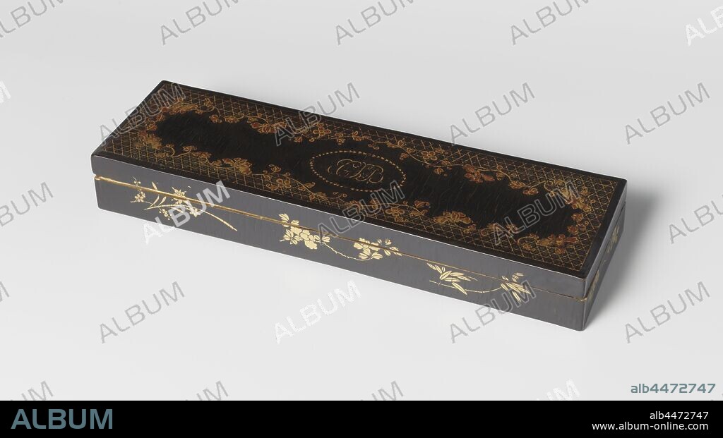 Toilet set Box from the Van Braam Houckgeest mirror stand, Covered in black lacquer with golden decorations. On the lid a monogram ECVB surrounded by a narrow border with leaf motifs and four small flowers. Around the central medallion a flower band and outside this band the surface is filled with geometric motifs. Separate flower sprays on the sides., anonymous, China, c. 1795, geheel, lacquering, h 4.1 cm × l 32 cm × w 9.5 cm.