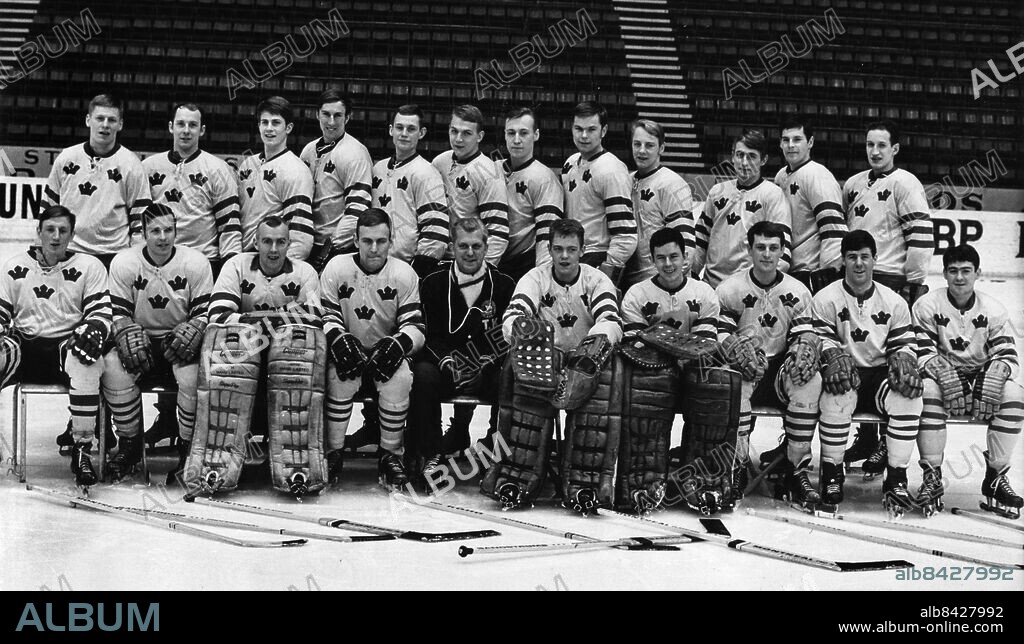 ARKIV 19690227. Lagbild av svenska ishockeylandslagt Tre Kronors VM-trupp till kommande Ishockey-VM i Stockholm 1969. Stående fr. v: Håkan Nygren, Hans Carlsson, Dick Yderström, Leif Henriksson, Mats Hysing, Björn Palmqvist,Kjell-Rune Milton,Roger Olsson, Lars-Göran Nilsson, Stefan "Lill-Prosten" Karlsson, Tord Lundström, och Lennart "Lill-Strimma Svedberg. Sittande fr. v: Nils "Nicke" Johansson, Bert-Ola Nordlander, Leif "Honken" Holmqvist, Ulf "Uffe" Sterner, Arne Strömber, coach, Christer Abrahamsson, Gunnar Bäckman, Lars-Erik Sjöberg och Stig-Göran "Stisse" Johansson.. Foto: Olle Lindborg / SCANPIX / Kod: 190. **SvD OUT**.