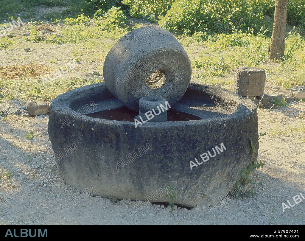 RUINAS DE EXCAVACIONES - MOLINO DE PIEDRA - FOTO AÑOS 60.