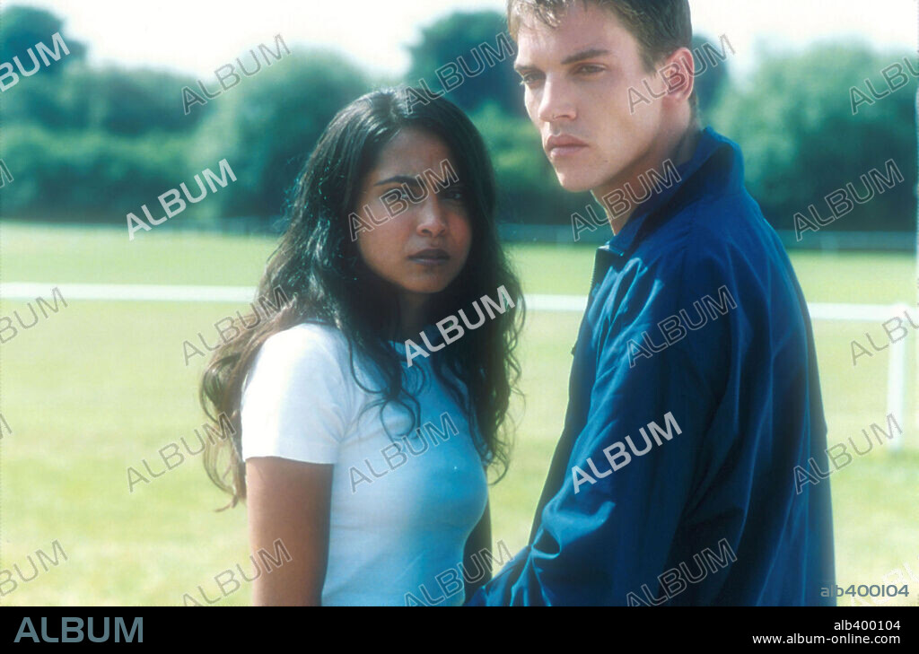 JONATHAN RHYS MEYERS and PARMINDER NAGRA in BEND IT LIKE BECKHAM, 2002, directed by GURINDER CHADHA. Copyright BEND IT FILMS/FILM COUNCIL/ROC MEDIA/HELKON MEDIA AG.