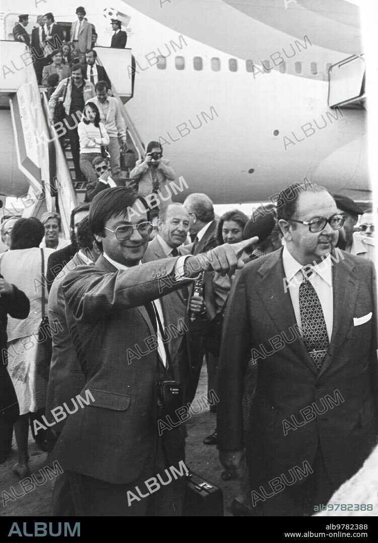 Madrid, 10/09/1981. El «Guernica» de Pablo Picasso llega a España. El ministro de cultura, don Íñigo Cavero, y el director general del Patrimonio Artístico, don Javier Tusell, que venían en el mismo avión desde Nueva York, vigilan la operación.