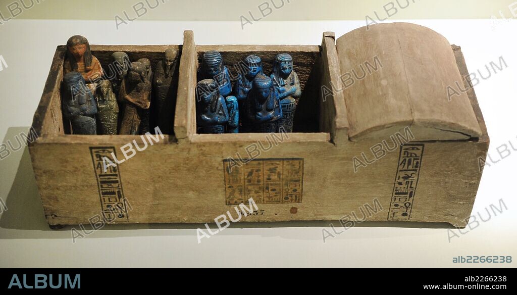 ARTE EGIPCIO. EGIPTO. Cofre de madera para contener "Ushebti". Pequeñas estatuillas que se depositaban en las tumbas entre los ajuares funerarios. Museo Arqueológico. Estambul. Turquía. GRAVE ENCUENTRA. en el antiguo Egipto, se creía que el espíritu abandonaría el cuerpo después de la muerte y volvería como un inmortal después. han momificado a sus muertos a causa de esta creencia. la momia sería puesto en un coffdin que se coloca en uno o dos más, uno dentro del otro. cofre de madera para ushabties. MUSEO ARQUEOLOGICO. ESTAMBUL. TURQUIA.