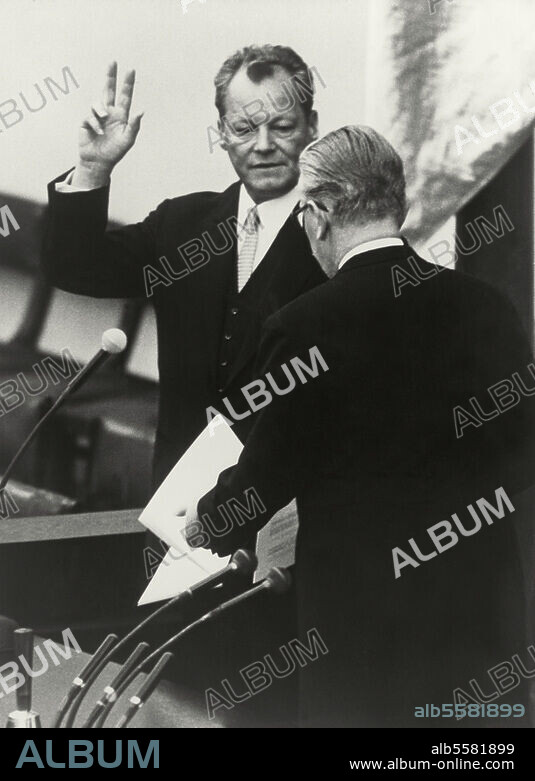 Brandt, Willy Politiker (SPD), Bundeskanzler 1969-74. 1913-1992. Sitzung des Deutschen Bundestages, Bonn, 21. Okt. 1969 (Wahl Willy Brandts zum Bundeskanzler): Vereidigung von Bundeskanzler Willy Brandt durch den Präsidenten des Deutschen Bundestages, Kai-Uwe von Hassel. Foto.