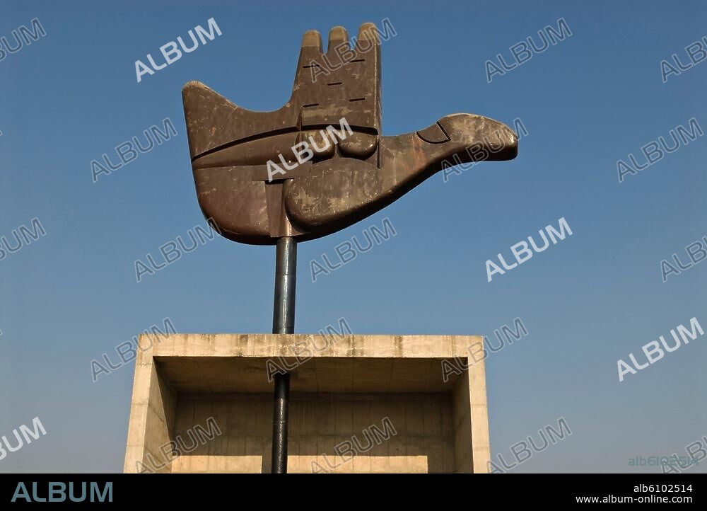 Chandigarh (Hauptstadt von Punjab und Haryana, Indien), (1951-64 nach Plänen des Architekten Le Corbusier erbaut), Open Hand Monument (erbaut 1985 nach Plänen von Le Corbusier von 1951).-Teilansicht.-Foto, 25.11.2007.