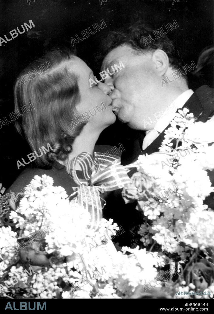 Edvard Persson på sin 60-årsdag 1948 /. kysser hustru Mim. Persson Edvard. skådespelare sit 1948. (c) Sydsvenskan / IBL Bildbyrå.