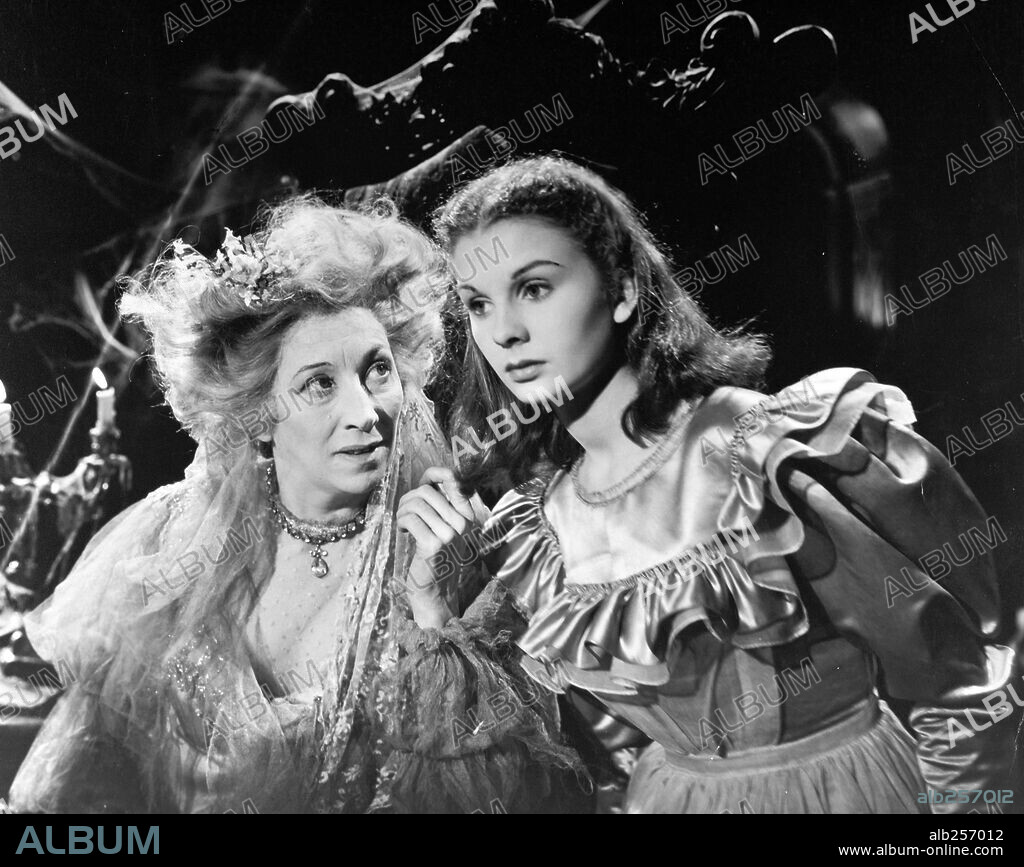 JEAN SIMMONS y MARTITA HUNT en CADENAS ROTAS, 1946 (GREAT EXPECTATIONS), dirigida por DAVID LEAN. Copyright RANK.