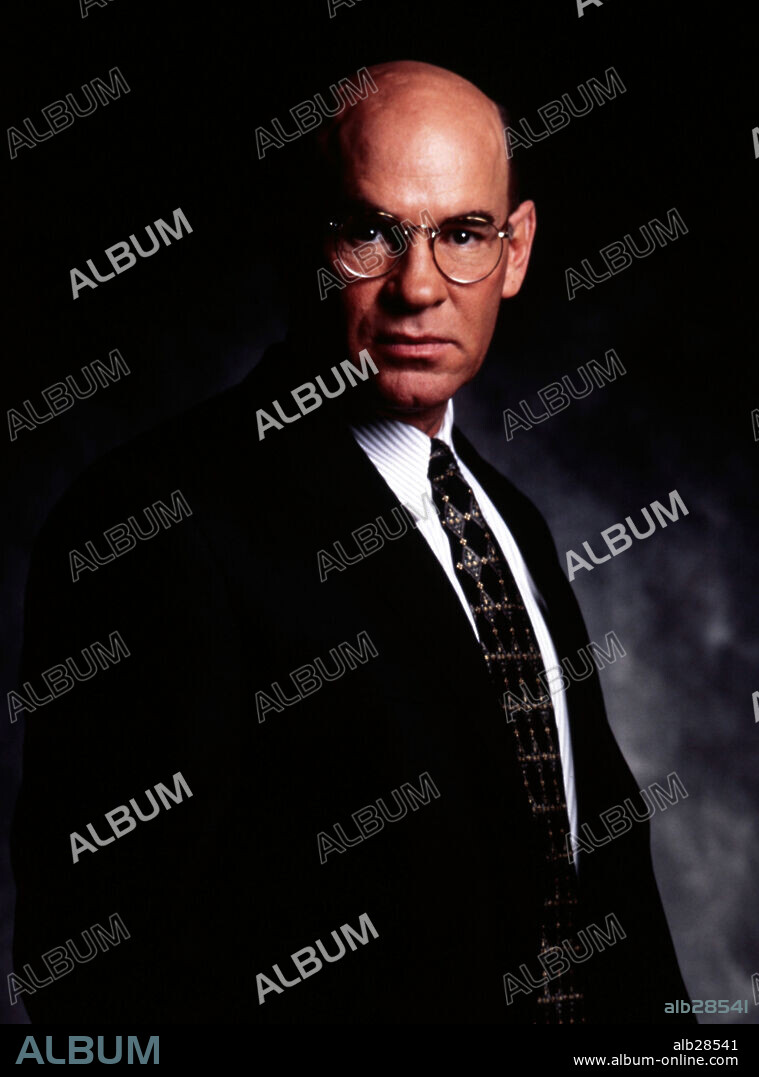 MITCH PILEGGI in THE X FILES, 1993, directed by CHRIS CARTER, DAVID NUTTER and ROB BOWMAN. Copyright FOX FILMS / MOSKOWITZ, KAREN.