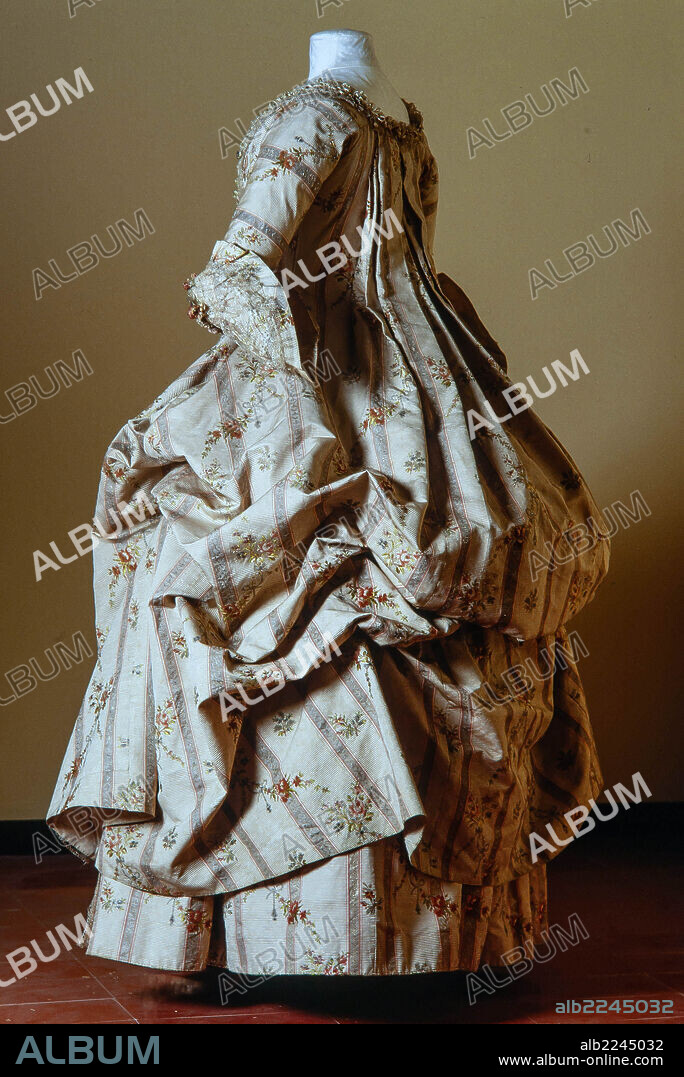 Vestido estilo Watteau de seda salmón labrado con franja de oro y adornado con frisos de puntas y borlas de plata, siglo XVIII, MTIB88011. Museu del Disseny de Barcelona.