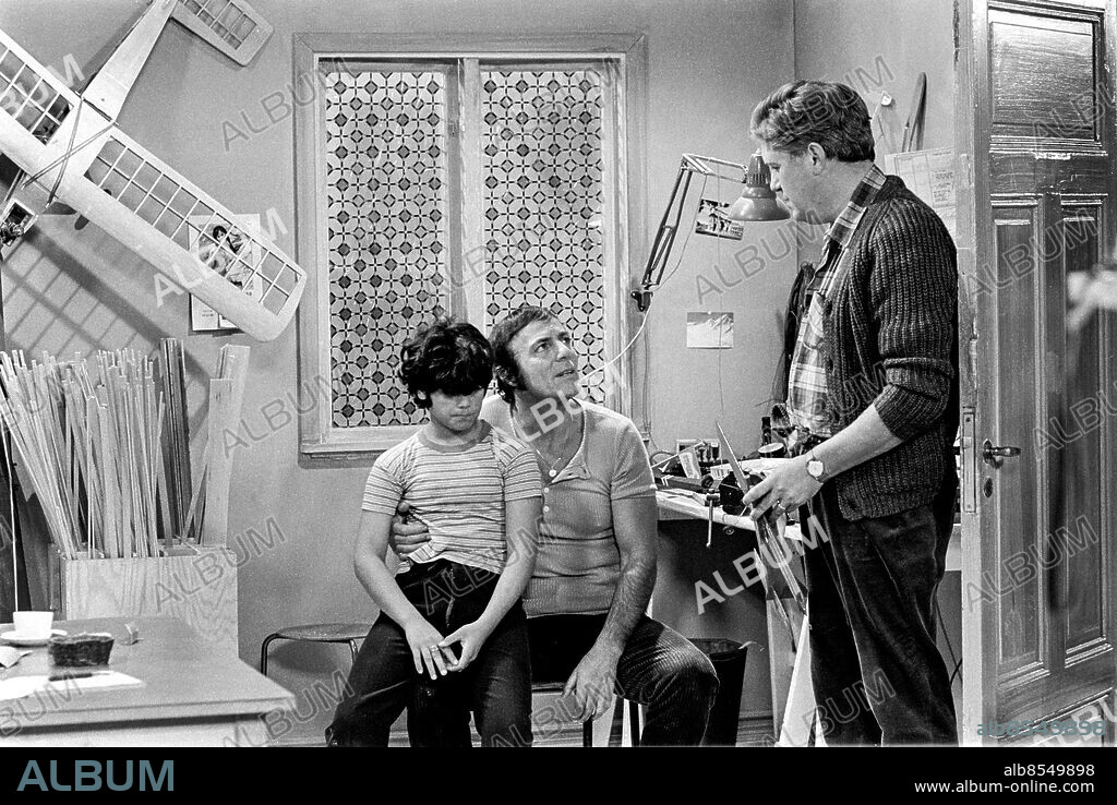 1971-08-22.. FAMILJEN EKBLADH. TV-serie av Ittla Frodi och Lars-Erik Liedholm i regi av Sven Lindberg.. Sänt första gången 1971-09-18.. Här ses bl. a. Franco Mariano (i mitten) som Anton och Åke Lindström (th) som pappa Gösta. Foto: Bo-Aje Mellin / RiR / SVT / Kod: 5600. Reportage publ. i RiR 39/71 sid. 4-5.. RiR 20239 sv/v neg.