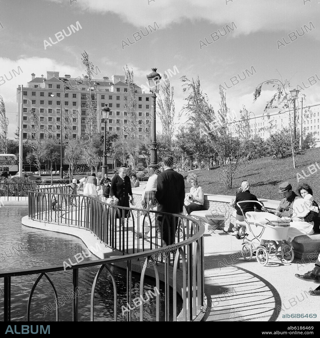 ESTANQUE SITUADO EN EL PASEO DE LA CASTELLANA JUNTO A LA PLAZA DE SAN JUAN DE LA CRUZ - FOTOGRAFIA EN BLANCO Y NEGRO - AÑOS 60.