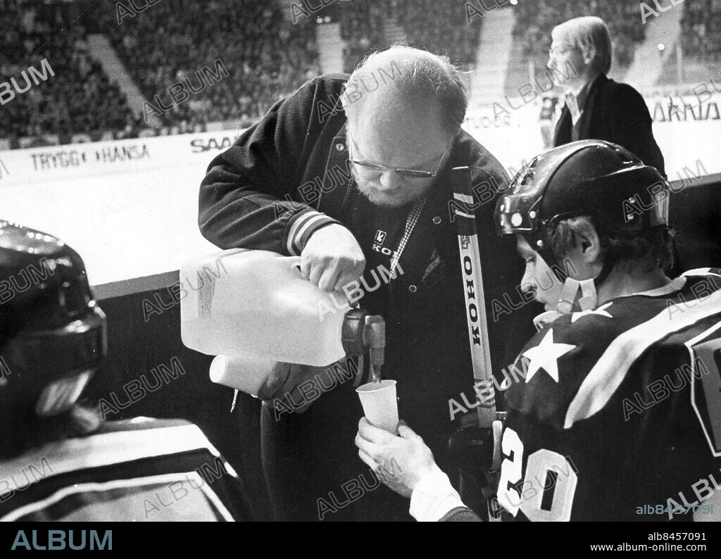 Stockholm 1977-09-22. AIK ishockey 1977. Materialförvaltaren Roger Andersson serverar vatten i båset under en match.. Foto: Lars Nyberg / Expressen / TT / Kod: 34. ** AFTONBLADET OUT **.