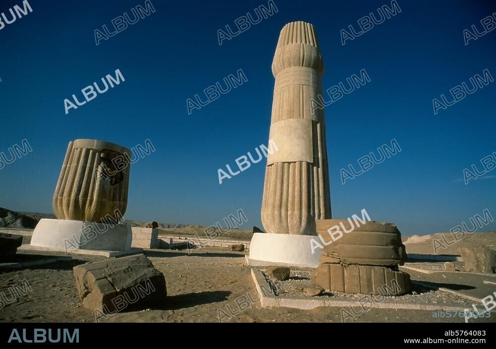 Tell el-Amarna (Upper Egypt), Great Aton Temple - Gem-pa-Aton. (New Kingdom, 18th dynasty; built under Akhenaton, reigned 1364-1347 BC). Partial view of the site of the great Aton Temple with reconstructed column. Photo, December 1998.