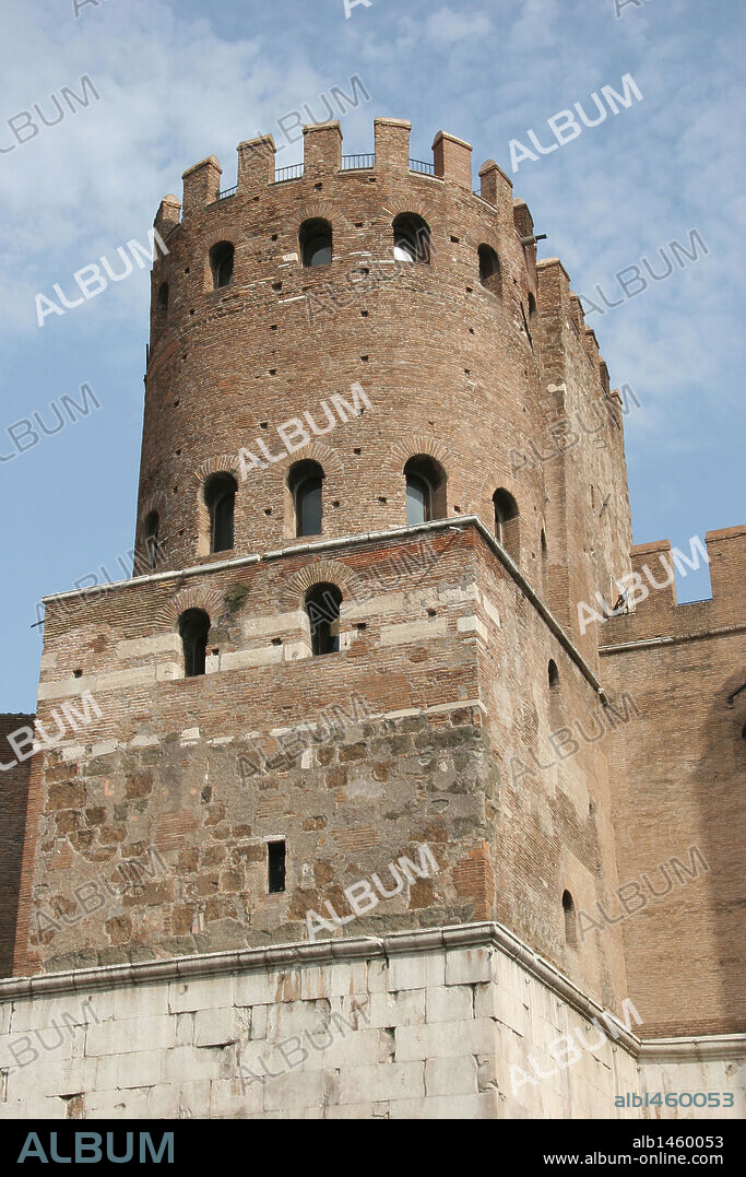 ARTE ROMANO. ITALIA. PUERTA DE SAN SEBASTIAN o ANTIGUA PUERTA VIA APPIA. Una de las puertas de las murallas Aurelianas iniciadas por el emperador Aureliano en el 272. (Siglo III). Detalle de uno de lso dos torreones almenados. Roma. Italia. Puerta San Sebastian. antigua puerta Via Appia. Roma Siglo III. d. C.