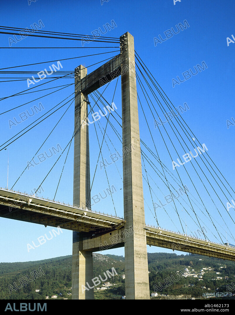 "PUENTE DE RANDE". Puente colgante sobre la Ría de Vigo que cruza el Estrecho de Rande. En su construcción se aplicó la técnica del puente atirantado. Detalle arquitectónico de uno de sus pilares. Provincia de Pontevedra. Galicia. España.