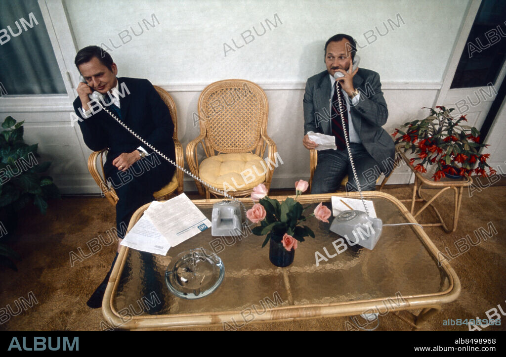 ARKIV omkring 1975.. Sveriges statsminister Olof Palme (t.v.) möter Maurice Strong, kanadensisk entreprenör och verksam inom bl.a. miljöorganisationer i USA. Palme var socialdemokrat och statsminister 1969-1976 och 1982-1986. Foto: SVT Bild / Kod: 5600. Sthlm nyheter Ö.