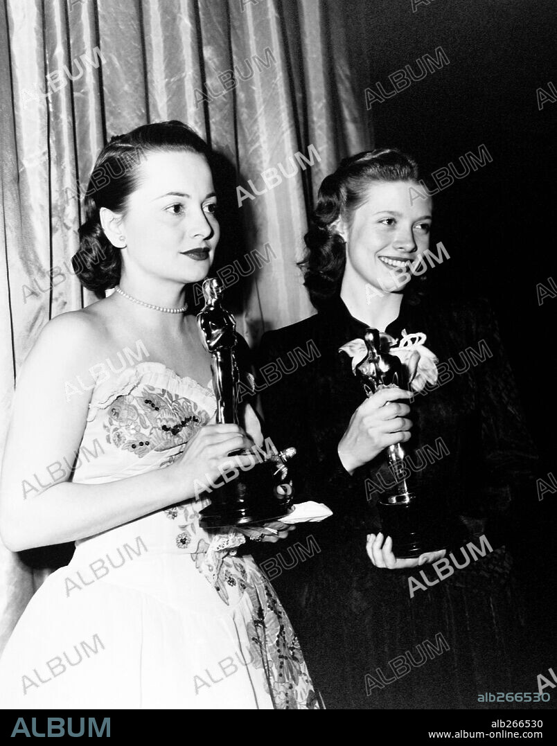 CATHY O'DONNELL y OLIVIA DE HAVILLAND. 19ª Edición de los Premios Oscar / 1947. 
Olivia de Havilland premiada como mejor actriz por "Vida íntima de Julia Norris". La acompaña la actriz Cathy O´Donnell. 1947