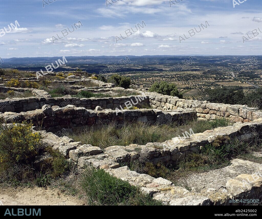 PERIODO IBERICO. ESPAÑA. POBLADO IBERICO constituido por dos plataformas. La planta más alta fué su núcleo primitivo y debió de ser amurallado. Data de los siglos IV-III a. C. Vista general de sus ruinas. CALACEITE. Provincia de Teruel. Aragón.