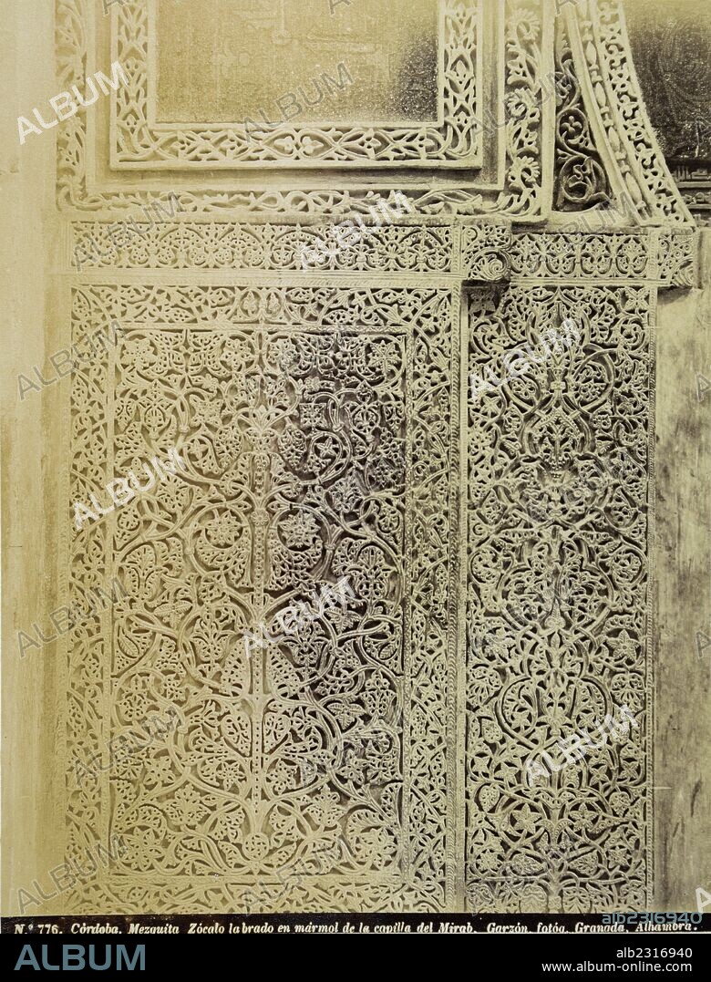 Mezquita de Córdoba: Zócalo labrado en mármol de la capilla del Mihrab.