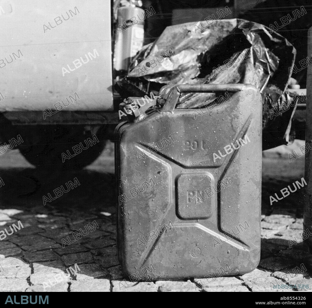 Stockholm 1977-09-01. Operation Leo, namn på en planerad kidnappning av statsrådet Anna-Greta Leijon som leddes av den tyske terroristen Norbert Kröcher. Operationen ansågs vara en hämndaktion då Leijon ansvarat för utvisningen av de fem överlevande terroristerna från Västtyska ambassaddramat i Stockholm två år tidigare. Säkerhetspolisen avslöjade planerna och såväl tyska som svenska medborgare dömdes för brotten. BILDEN: Terroristligans dunkar fyllda med sprängämnen hittades i Stockholms hamnbassänger. Foto: SvD / TT / kod 12014.