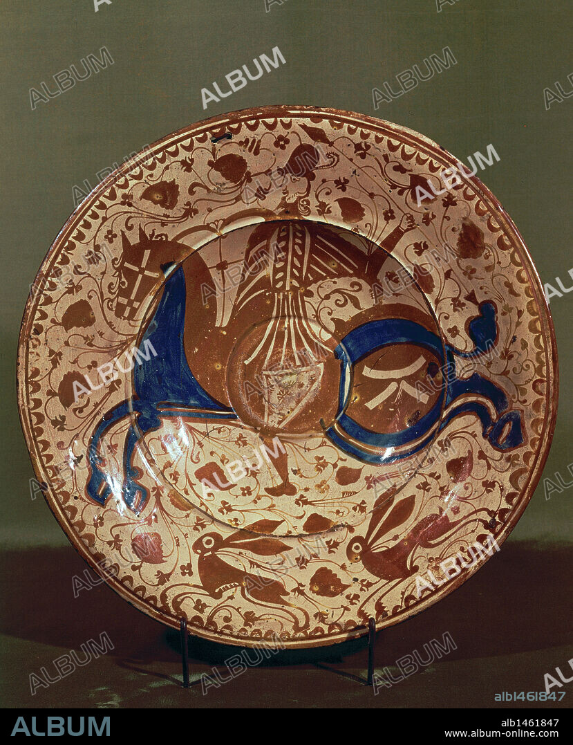 ARTE GOTICO. ESPAÑA. PLATO DE CERAMICA DE MANISES del s. XVI, decorado en reflejo metálico y azul. Museo Nacional de Cerámica González Martí. Valencia.