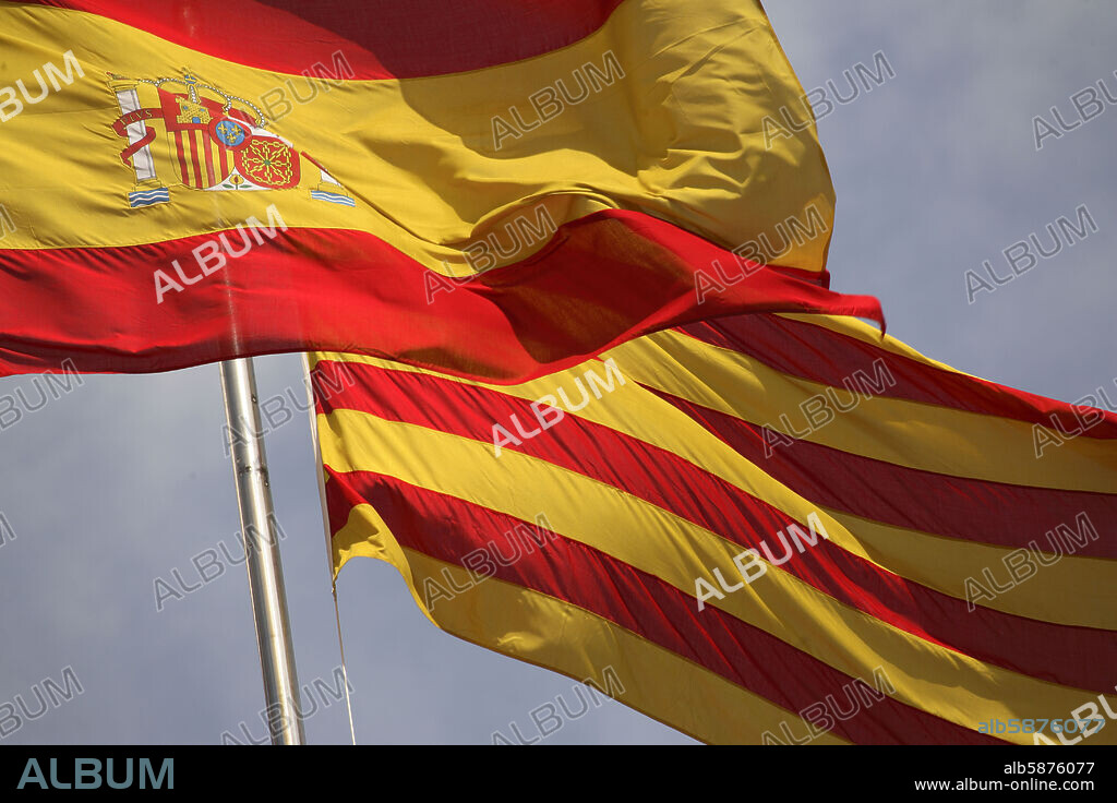 Barcelona; banderas española y catalana ("Senyera") en edificio de la Generalitat de Catalunya.