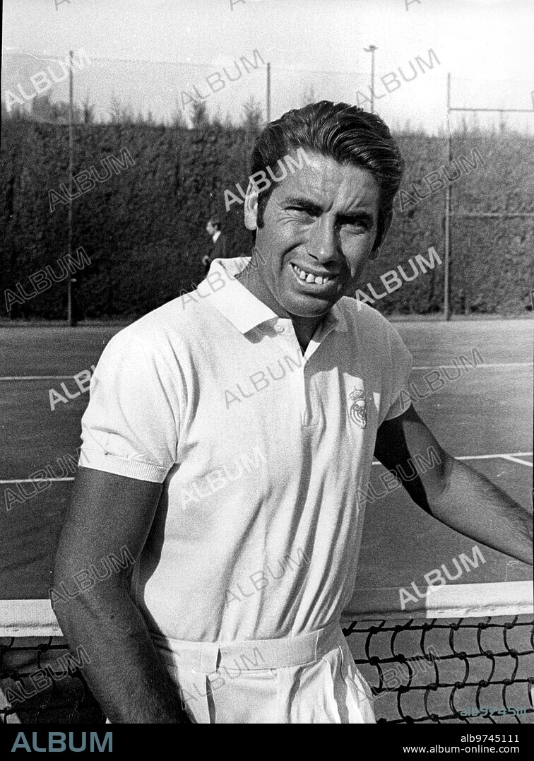 20 septiembre 1970. Manolo Santana con la camiseta de tenis del Real Madrid.