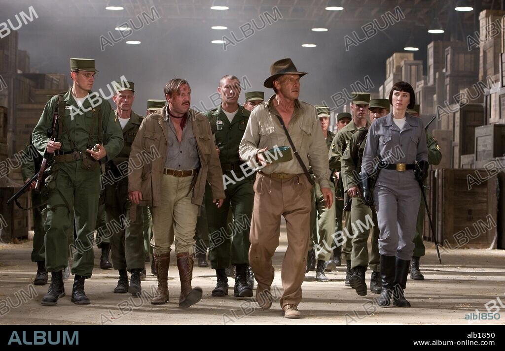 CATE BLANCHETT, HARRISON FORD y RAY WINSTONE en INDIANA JONES Y EL REINO DE LA CALAVERA DE CRISTAL, 2008 (INDIANA JONES AND THE KINGDOM OF THE CRYSTAL SKULL), dirigida por STEVEN SPIELBERG. Copyright PARAMOUNT PICTURES/LUCASFILM/AMBLIN ENTERTAINMENT/SANTO DOMI.
