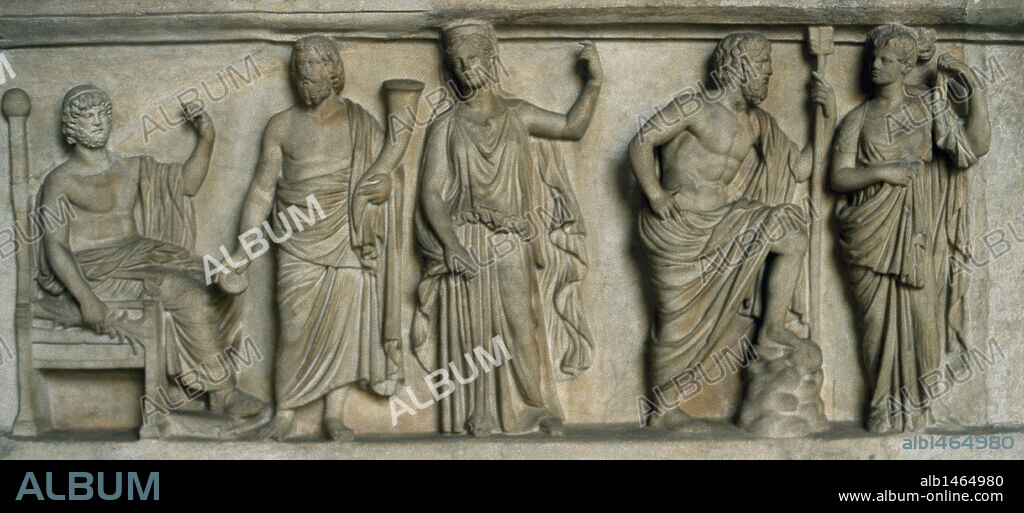 Relieve romano del s. II d. C. donde se representa una ASAMBLEA DE LOS DIOSES. De derecha a izquierda: JUPITER (el "ZEUS" griego), PLUTON (el HADES griego), PROSERPINA (la "PERSEFONE" griega), NEPTUNO (el "POSEIDON" griego) y ANFITRITE, mujer de Poseidón. Pieza perteneciente a la Colección DRAGO. PALACIO ALTEMPS. Roma. Italia.