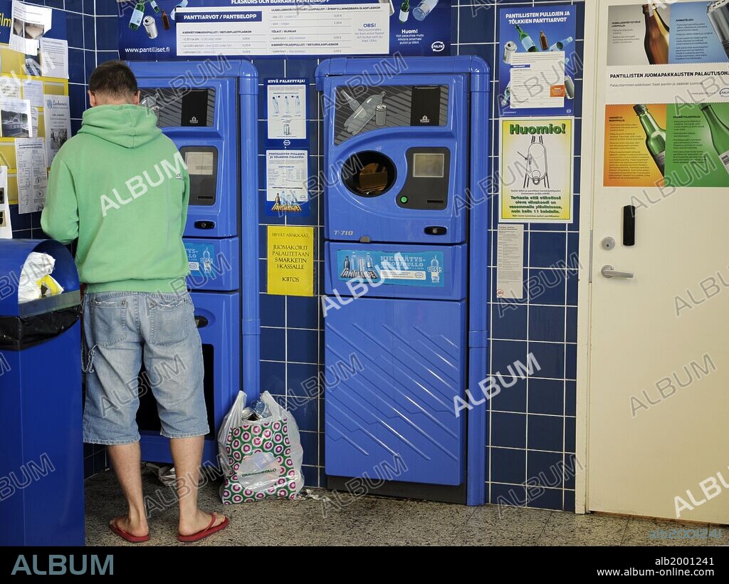 RECICLAJE. NORTE EUROPA. Máquinas que devuelven dinero al depositra residuos reciclables (latas, vidrio, etc). Turku. Finlandia.