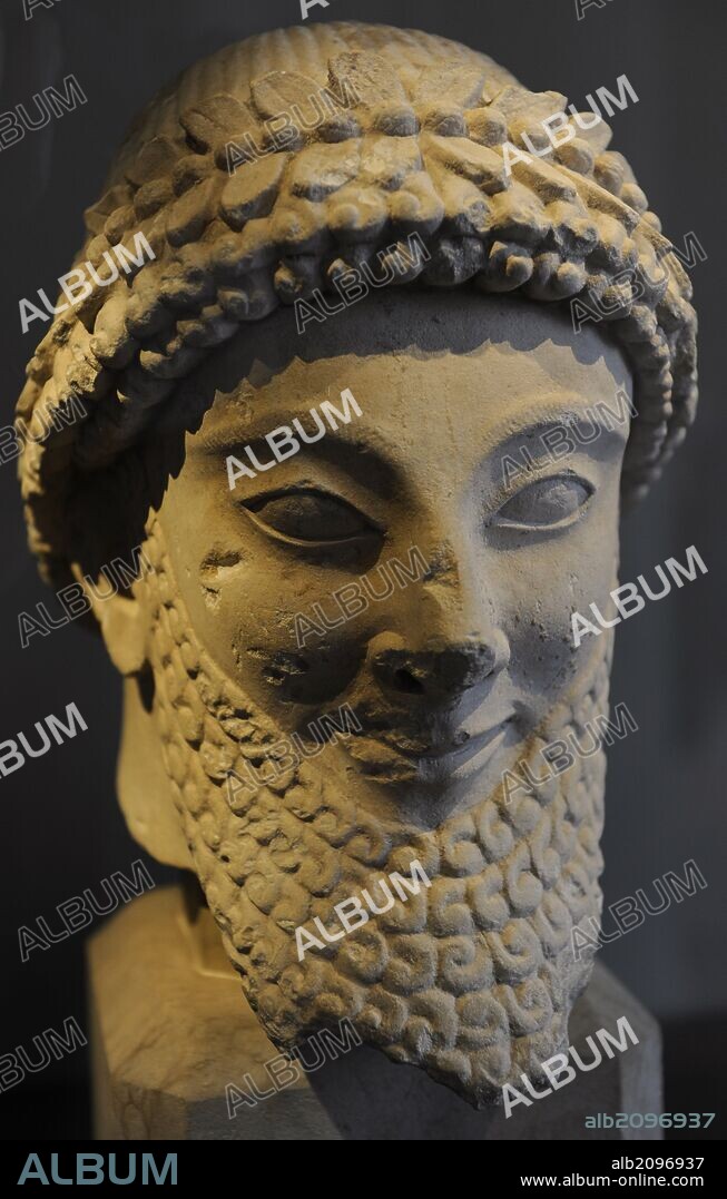 ARTE. MEDITERRANEO. CHIPRE. Cabeza masculina de una estatua. Siglo V a. C. Piedra caliza. Pieza procedente de Chipre. Neues Museum (Nuevo Museo). Berlín. Alemania. Europa.