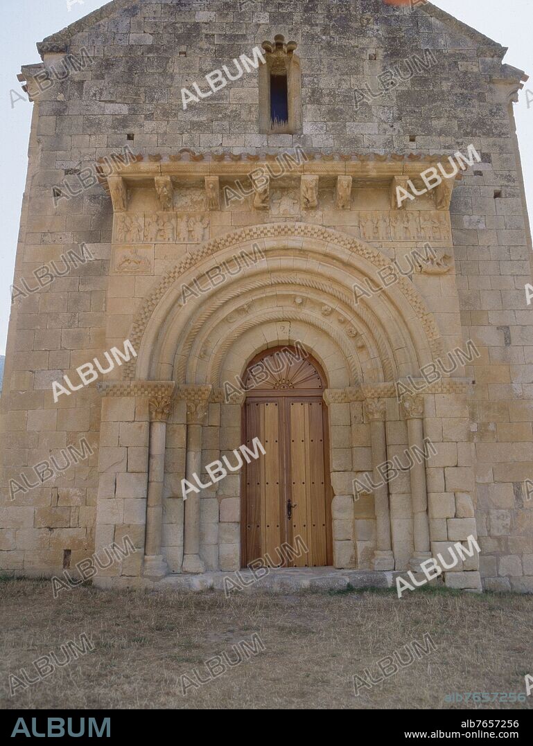 IGLESIA ROMANICA - SIGLO XII - FACHADA PRINCIPAL.