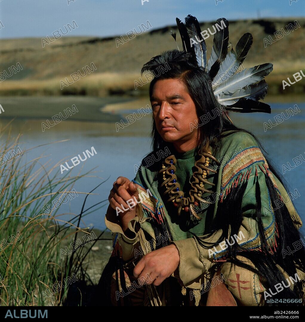GRAHAM GREENE en BAILANDO CON LOBOS, 1990 (DANCES WITH WOLVES), dirigida por KEVIN COSTNER. Copyright ORION PICTURES.