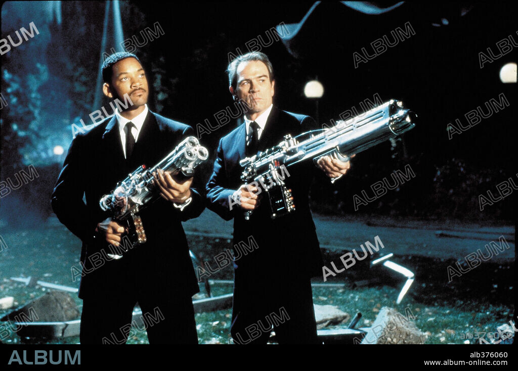 TOMMY LEE JONES und WILL SMITH in MEN IN BLACK, 1997, unter der Regie von BARRY SONNENFELD. Copyright COLUMBIA TRISTAR.