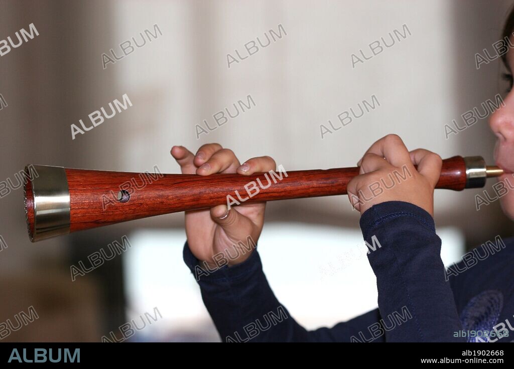 NIÑA TOCANDO una GRALLA SECA o también llamada DULZAINA CATALANA.