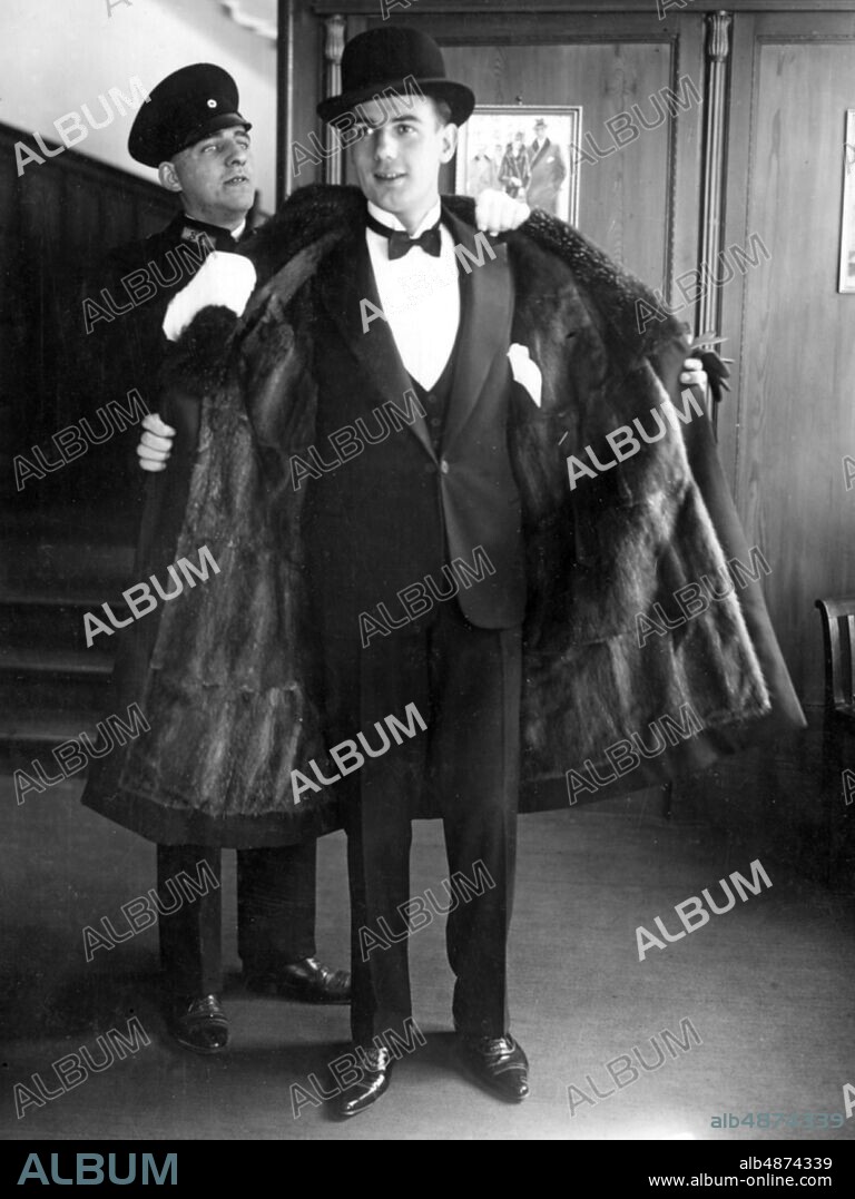 GERMANY BERLIN around 1928. Orig. caption ... WHAT THE LORD WAS WRONG IN THE WINTER OF 1928/29 In the evening, the man is wearing a tuxedo suit and black-clad fur. Models: Bernward Leineweber, Berlin. Photo: Presse-Photo / AB Text & Bilder / SVT / Code: 5600 Folder: Men's fashion before the war Germany 2027 A3 Photo series Photo report Tuxedos Outerwear Fly sites: BERLIN; GERMANY PhotoDate: 1928 - ?? - ??.