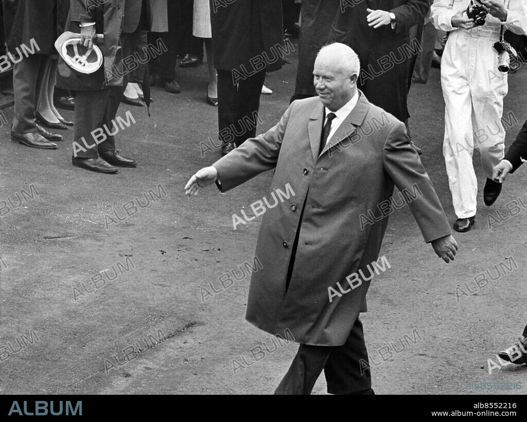 ARKIV 1964-06-24. En stilstudie av Sovjetunionens regeringschef Nikita Chrusjtjov där han går i en taktfast marscherande stil när han guidas runt på varvs- och industrikoncernen Götaverken på Hisingen i Göteborg, i samband Chrusjtjovs officiella besök i Sverige 24:e juni 1964.. Foto: Svenska Dagbladet / SCANPIX / Kod: 11014.